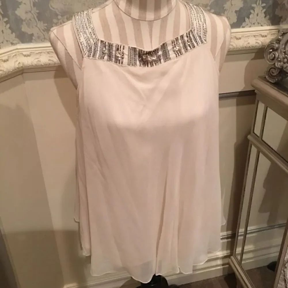Beautiful Swing Elle Tahari Top